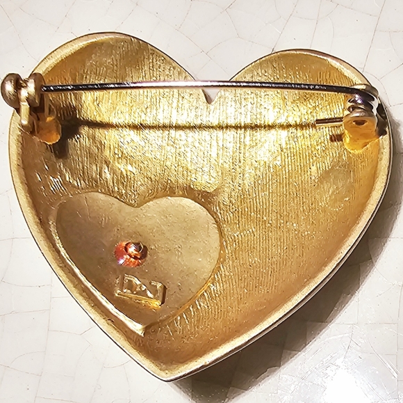 D.J. signed luxury Vintage double heart matte & rhinestone brooch - Picture 5 of 5
